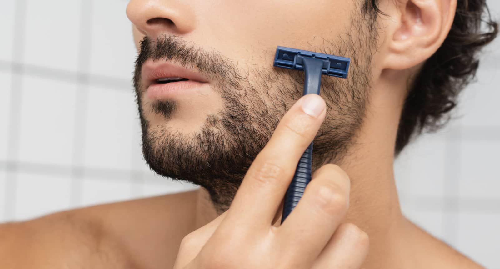 Mann der seinen Bart rasiert nutzt auch gerne ein Bartöl